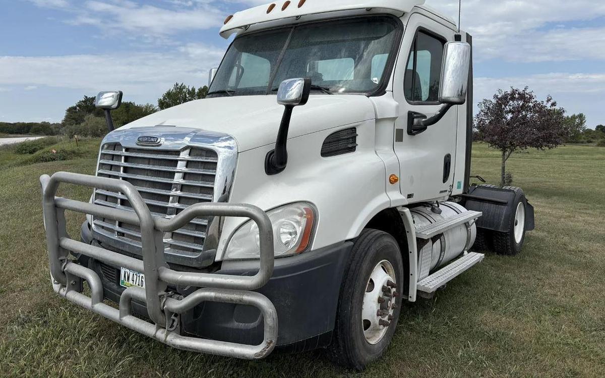 Used 2012 Freightliner Cascadia 113 Day Cab Semi Truck