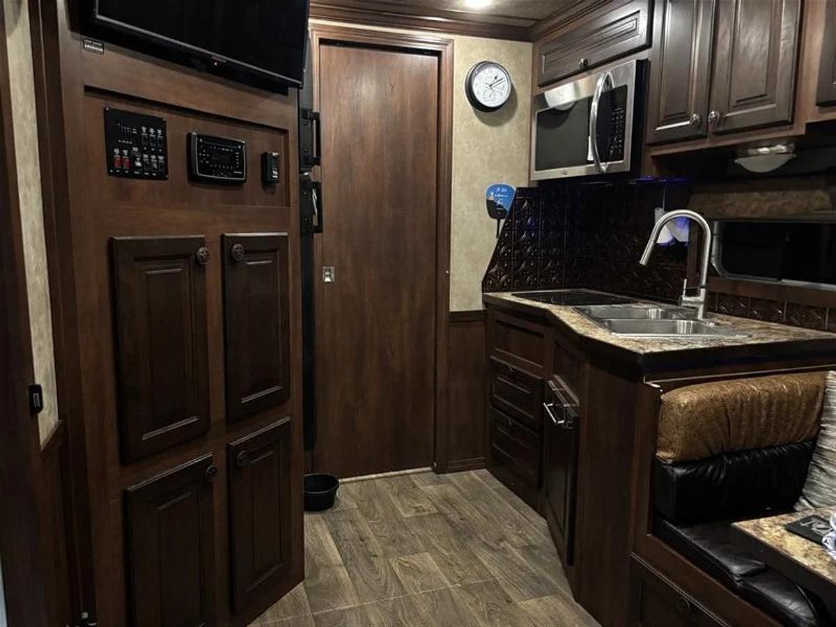 Used 2022 Featherlite 8582LQ