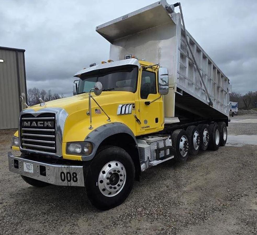 Used 2017 Mack Granite GU713