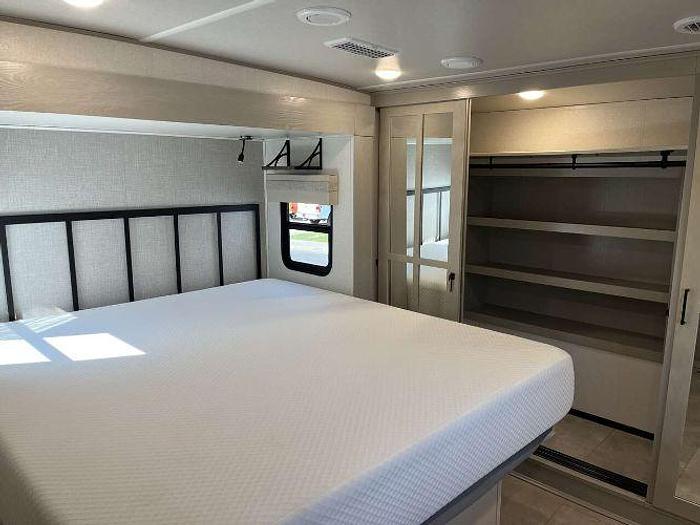 Used 2023 Palomino Columbus 379MB