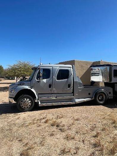 Used 2015 Sundowner Signature Series with Living Quarters