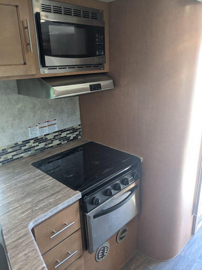 Used 2016 Adventurer 89RVS Motorhome