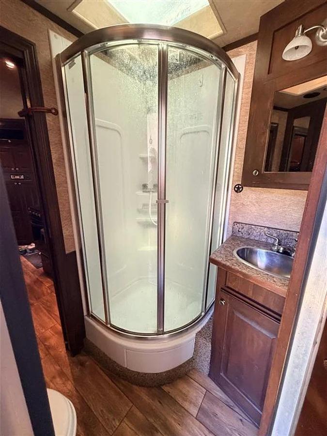 Used 2014 Sooner Legacy 312 3 Horse Gooseneck Trailer with Living Quarters