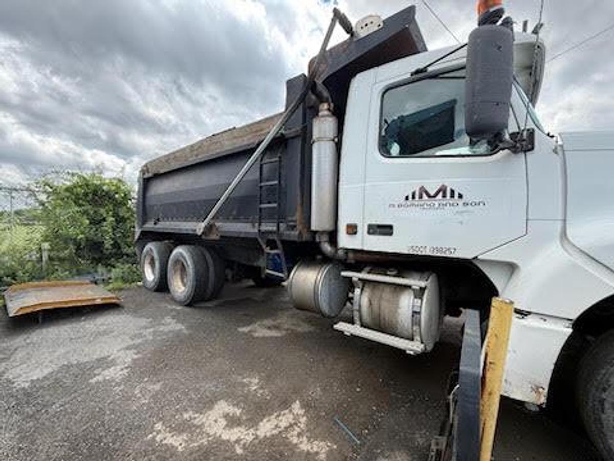 Used 2002 Volvo Dump Truck