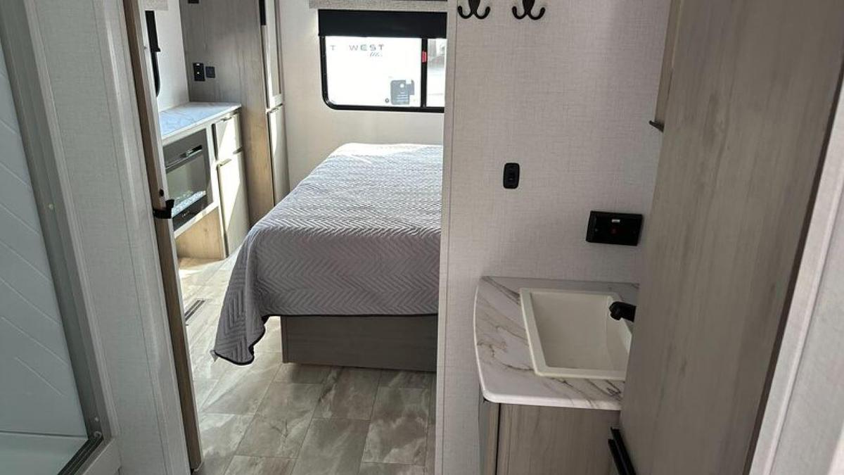 Used 2024 Dutchmen Kodiak Ultimate 2921FKDS