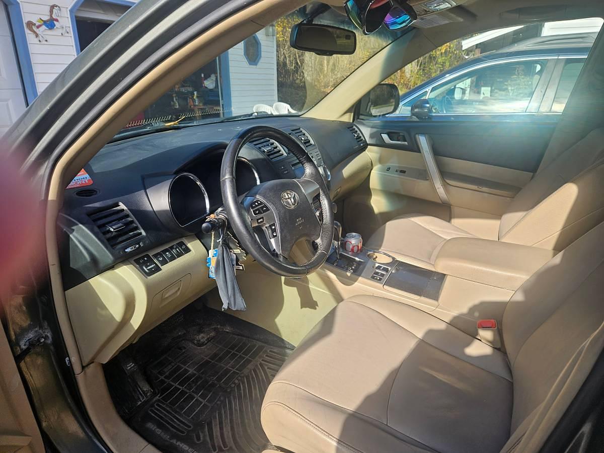 Used 2012 Toyota Highlander SE