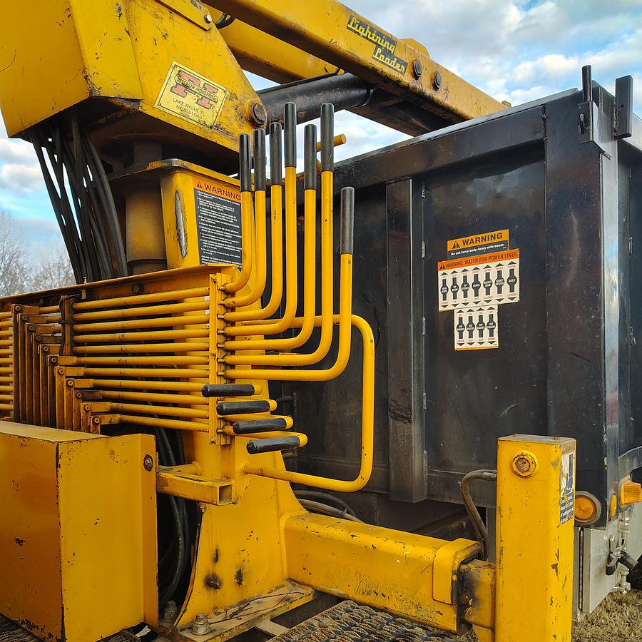Used 2011 Petersen TL3 Lightning Loader Grapple Truck