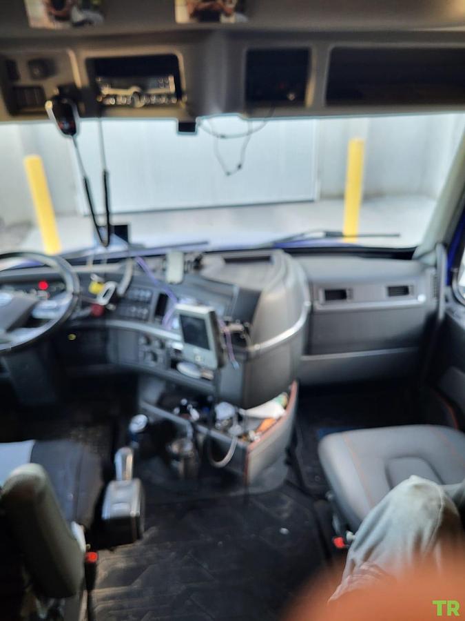 Used 2022 Volvo VNL64T670 Sleeper Semi Truck