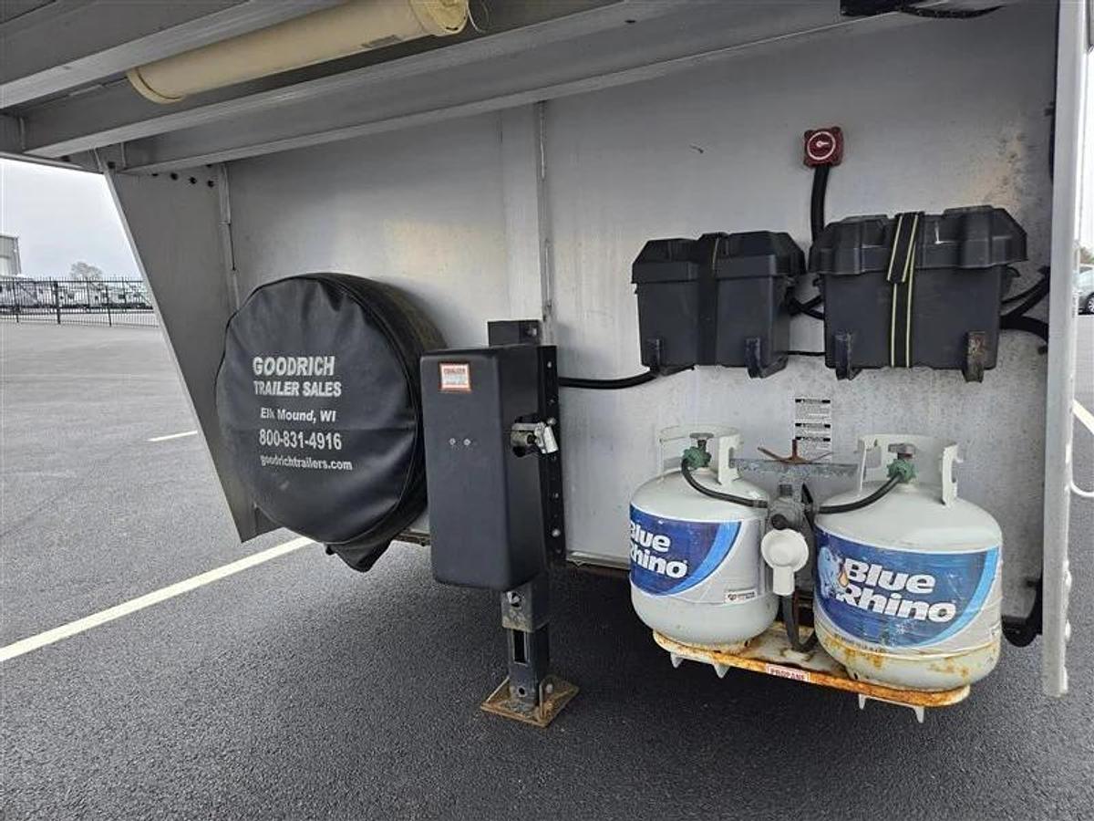 Used 2012 Platinum Coach 3 Horse LQ
