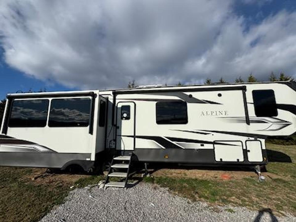 Used 2022 Keystone Alpine 3720MD