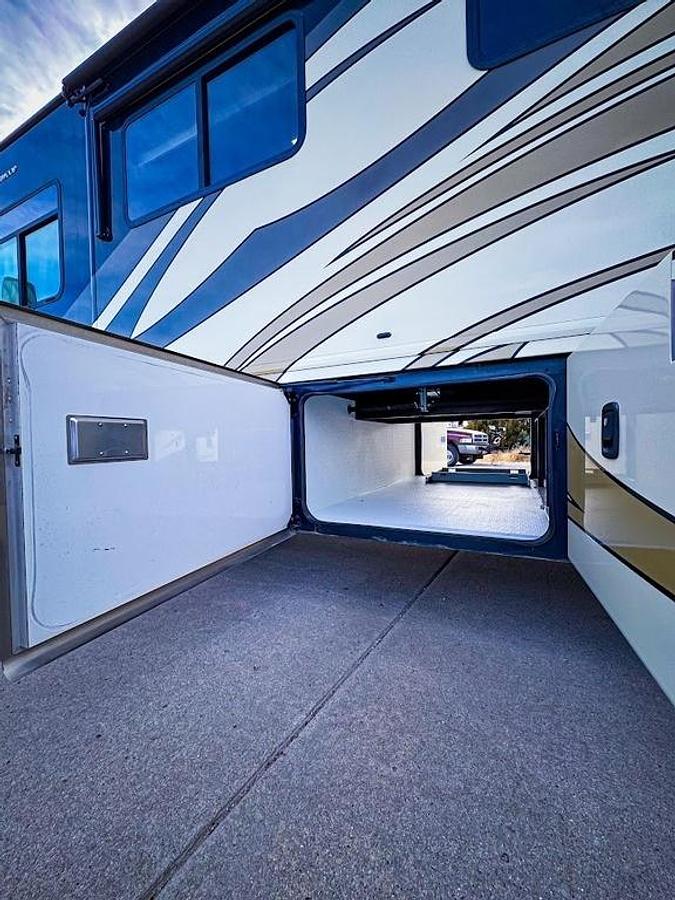 Used 2010 Fleetwood Discovery 40X