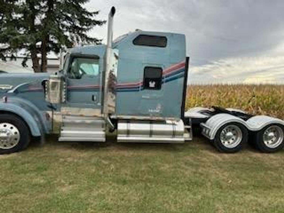 Used 2007 KENWORTH W900 Sleeper Semi
