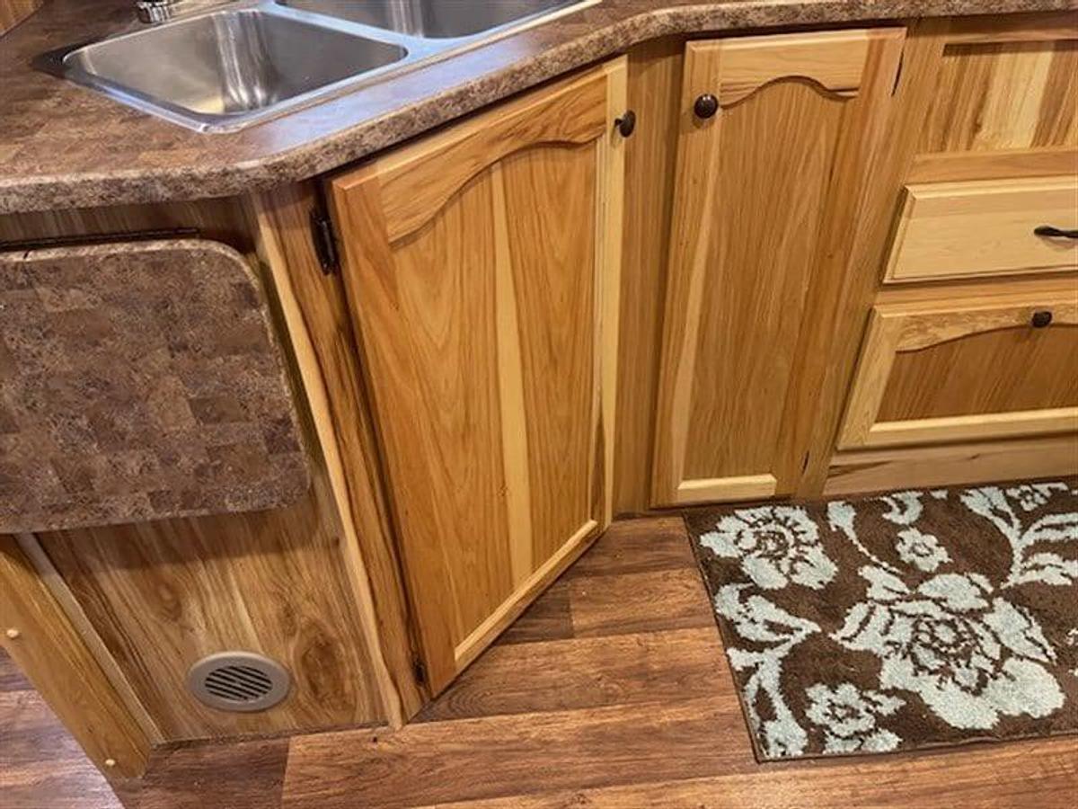 Used 2015 Lakota Charger 3 Horse Trailer with Living Quarters