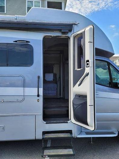 Used 2021 Tiffin Wayfarer 25RW