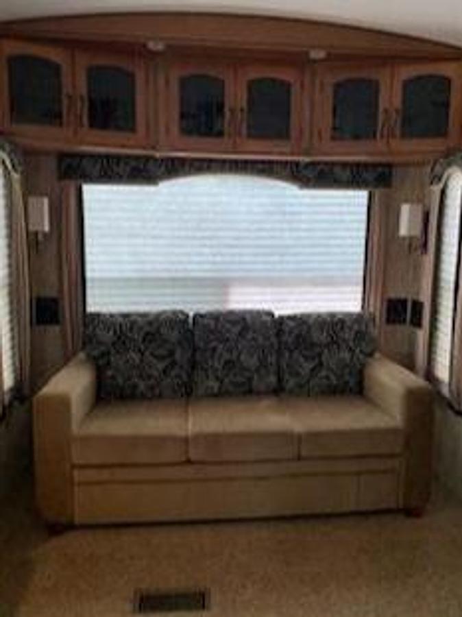 Used 2012 Keystone Montana Hickory Edition 33582RL Fifth Wheel