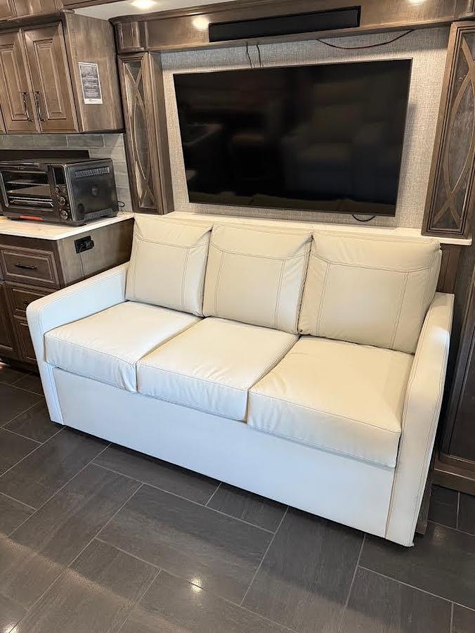 Used 2022 American Coach American Dream 39RK