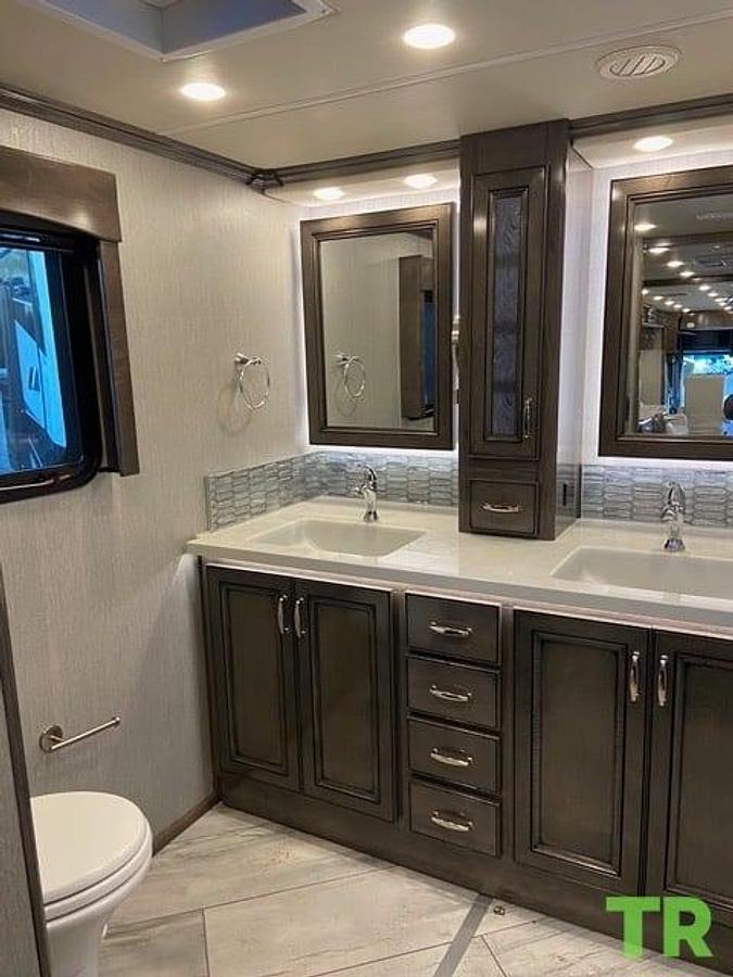 Used 2022 Fleetwood Discovery 38w
