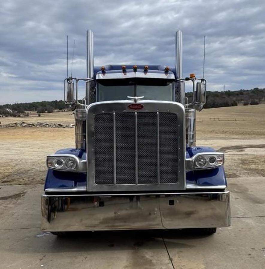 Used 2023 Peterbuilt 389 Sleeper Semi Truck