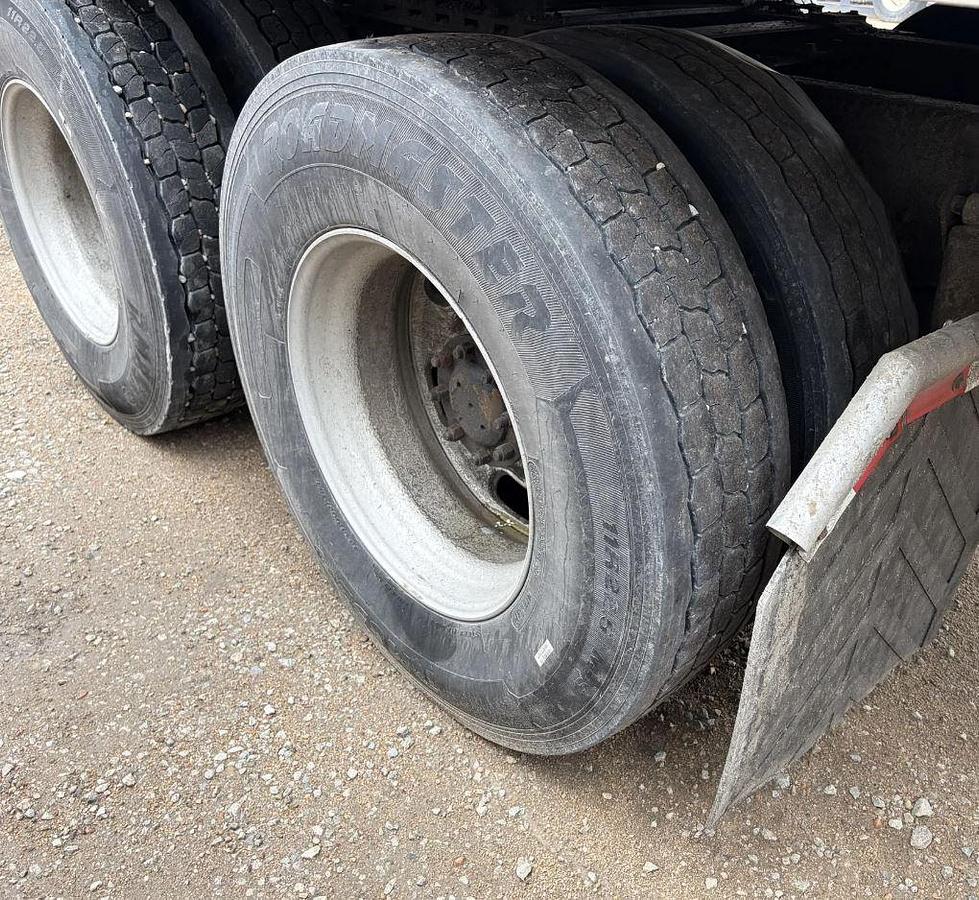 Used 2005 KENWORTH W900L Conventional Sleeper Semi Truck