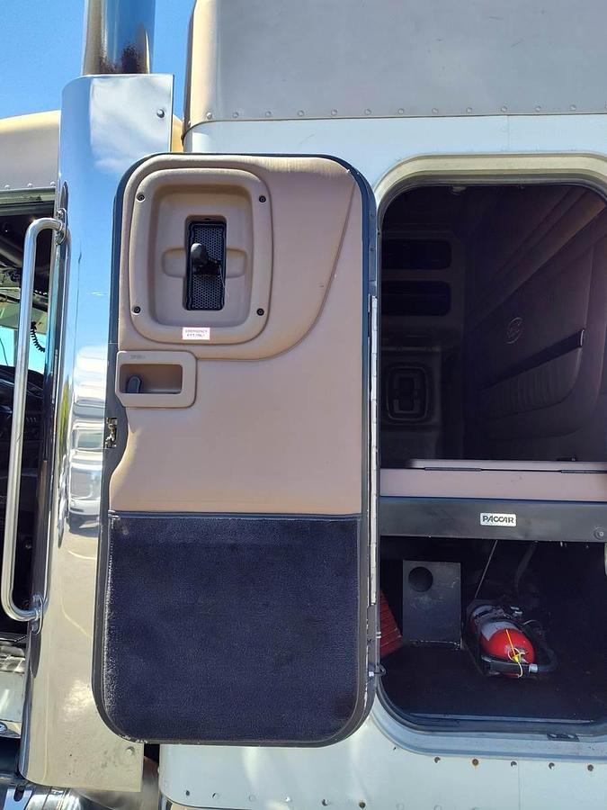 Used 2015 Peterbilt 389 Sleeper Semi Truck