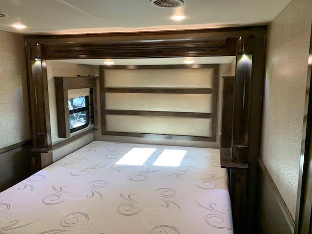 Used 2018 VanLeigh Beacon 39GBB Fifth Wheel