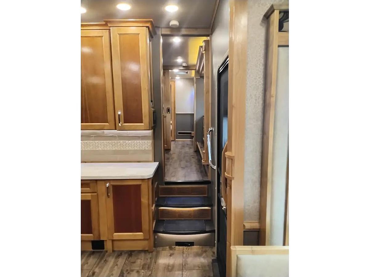Used 2018 Vanleigh Beacon 39GBB Fifth Wheel