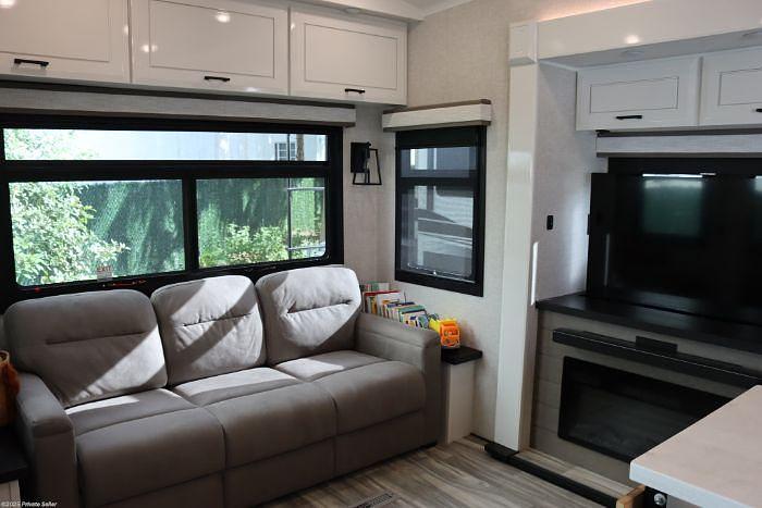 Used 2024 Jayco Pinnacle 37MDQS