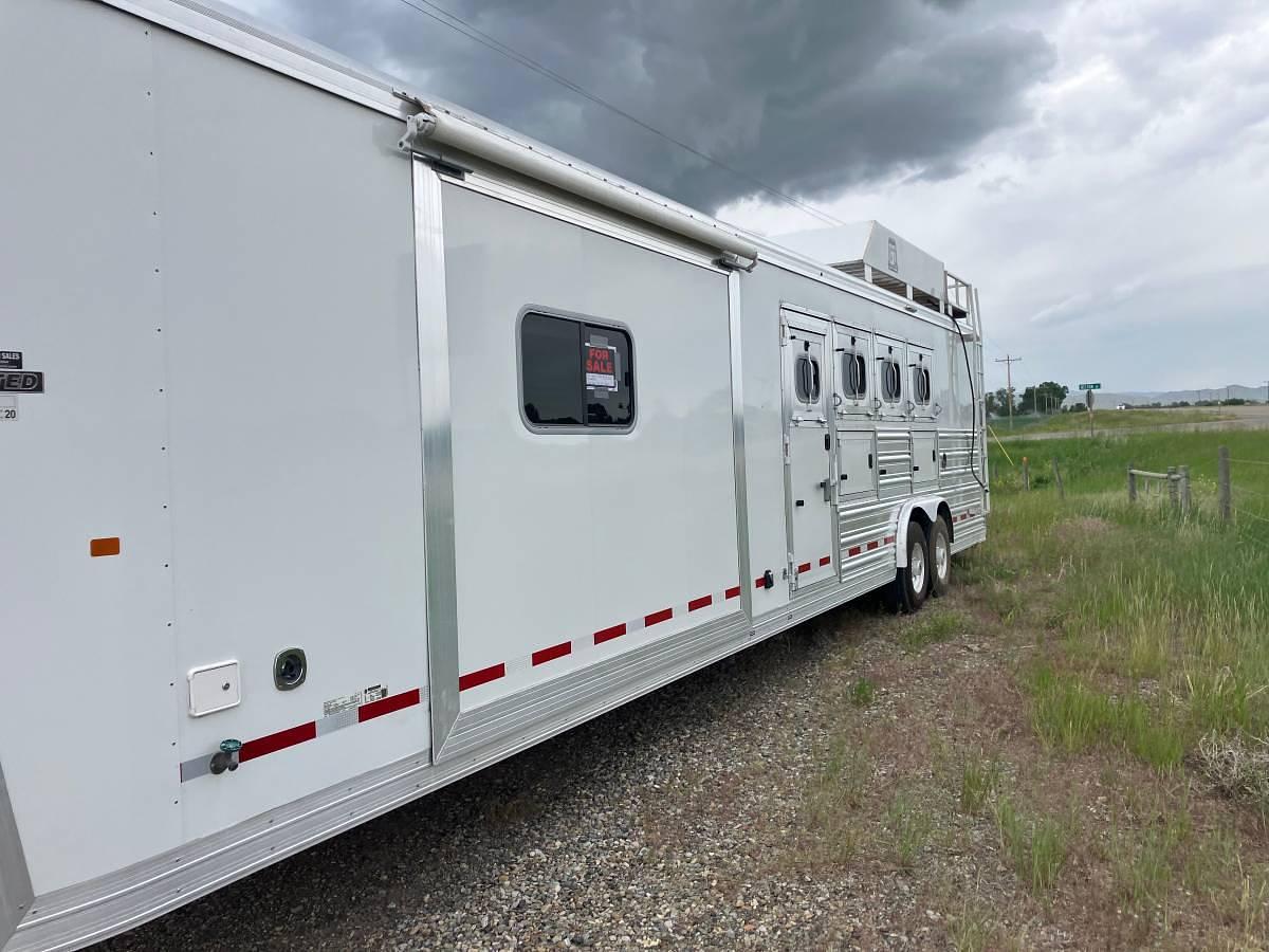Used 2020 Logan Coach 4 Horse Living Quarters