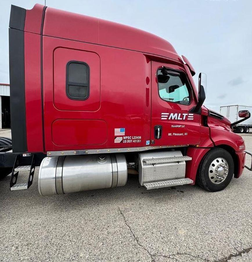 Used 2022 FREIGHTLINER CASCADIA 126