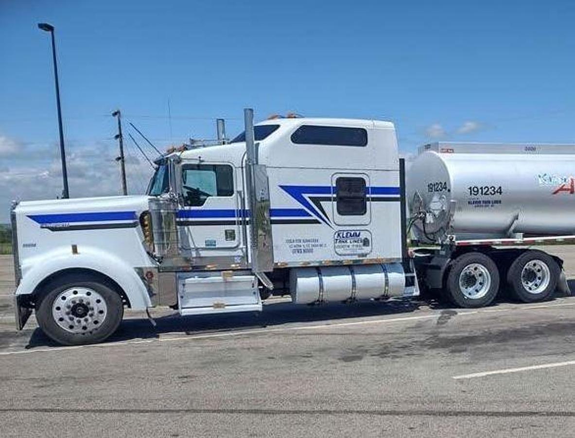 Used 2002 Kenworth W900 Sleeper Truck
