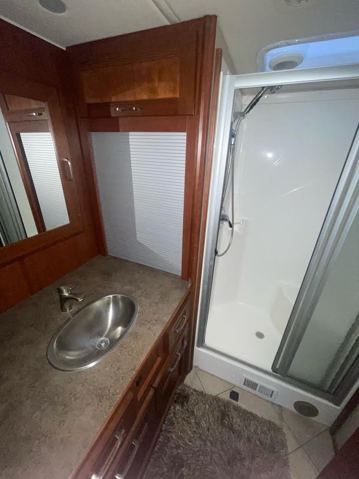 Used 2014 Itasca Solei 38R | Bath & Half | Cummins Diesel | Bunk Beds | Washer & Dryer | Full-Time Ready