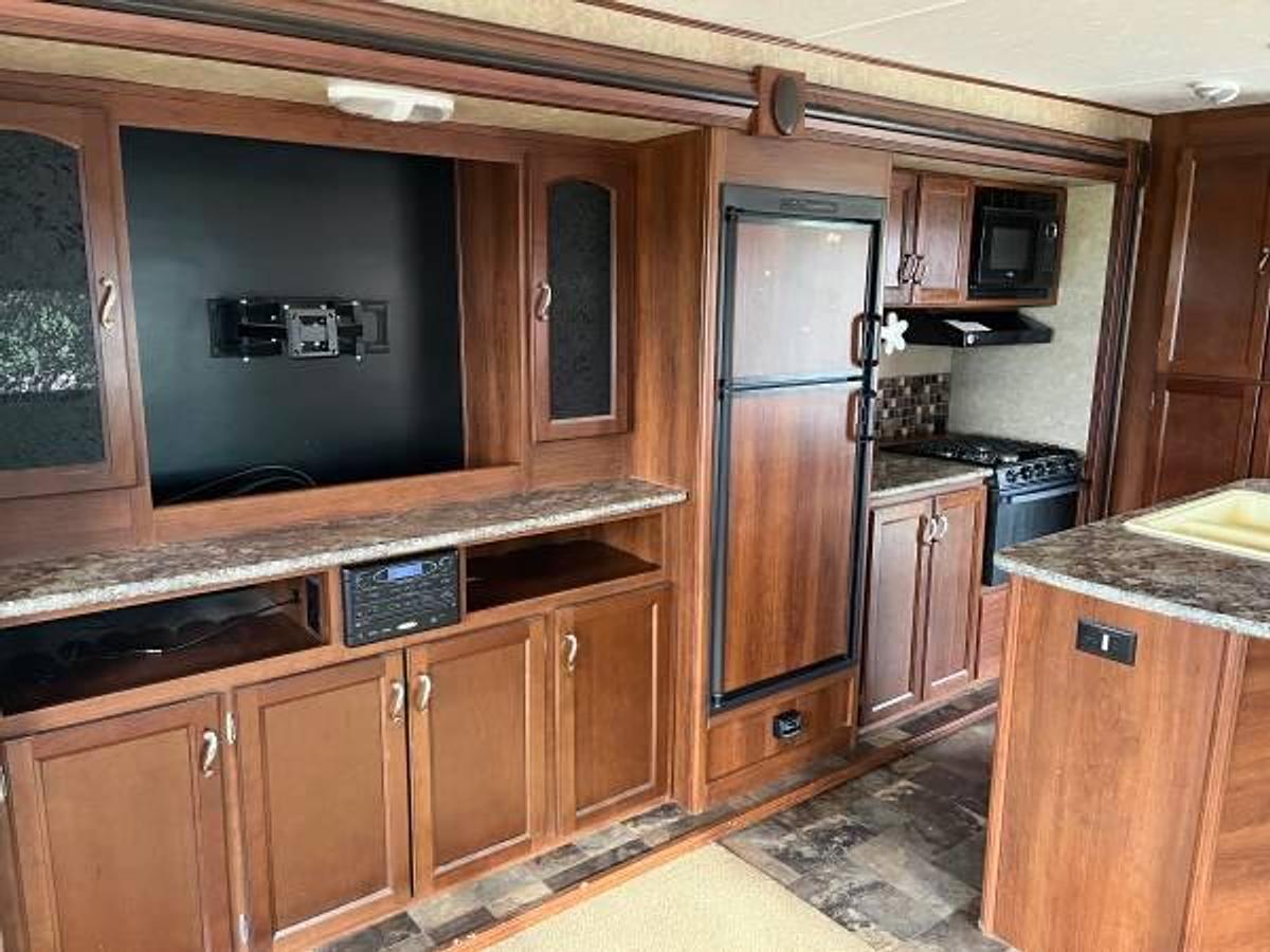 Used 2015 Primetime Avenger 33rsd