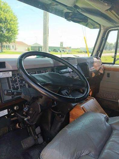 Used 2000 INTERNATIONAL 4700 Low Pro