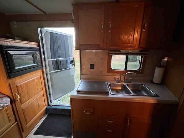 Used 2000 Sundowner Sunlite with Hitch