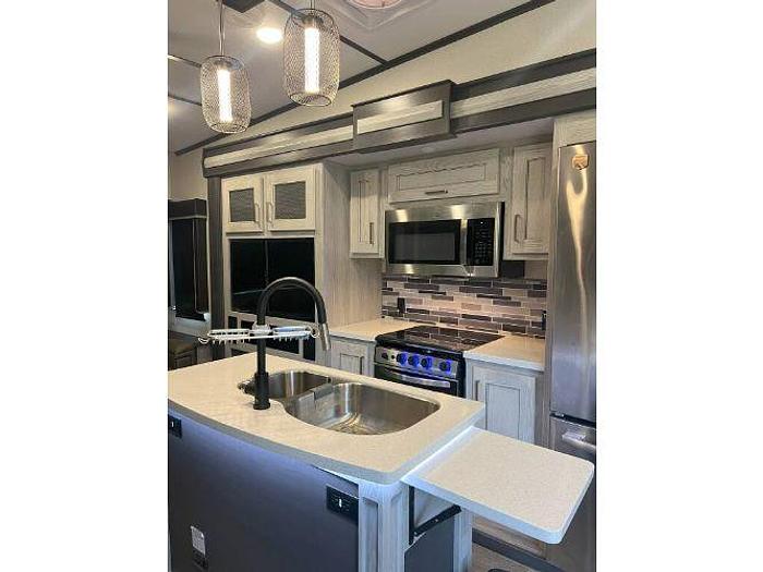 Used 2021 Keystone Montana 295RL