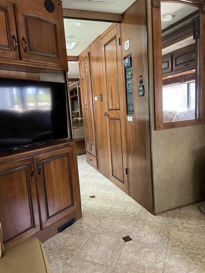 Used 2011 Monaco Camelot 43PKQ Class A Motorhome