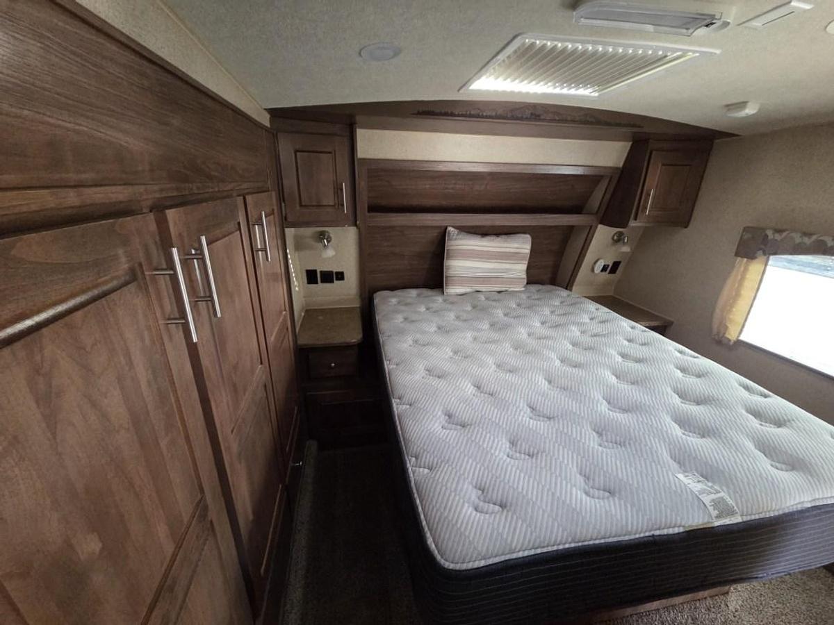 Used 2020 Northwood Grande Ronde Arctic Fox 27-5L Fifth Wheel