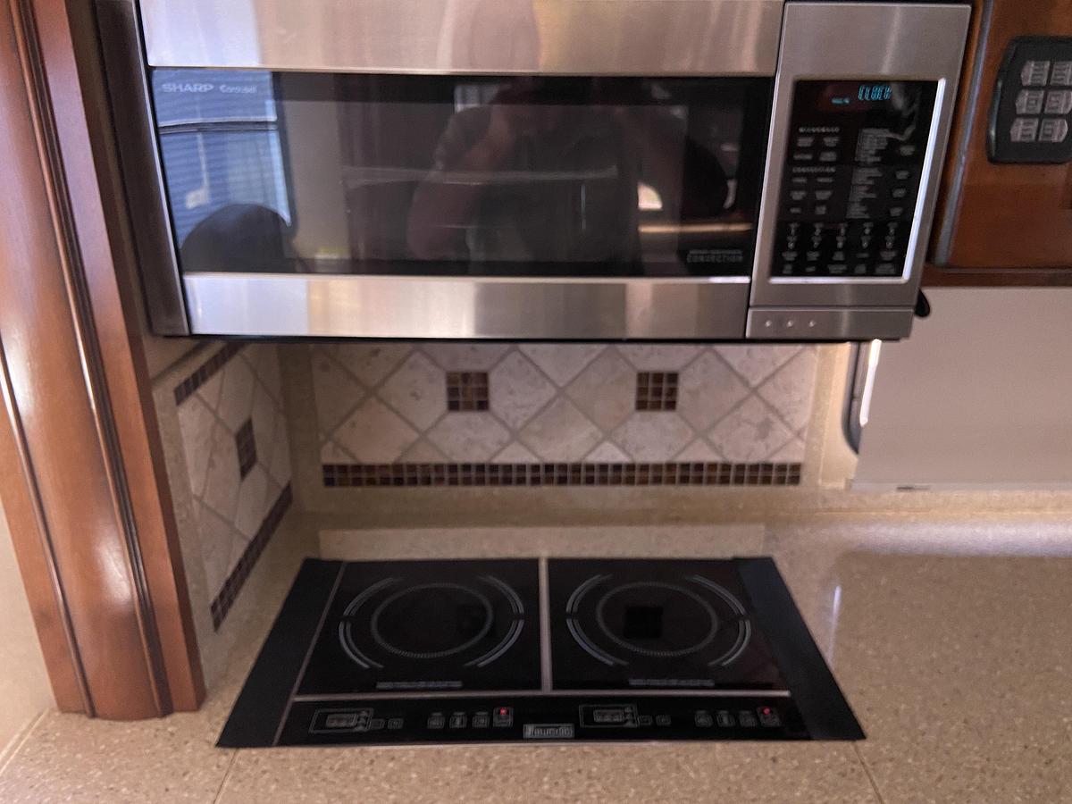 Used 2011 Monaco Camelot 43PKQ Class A Motorhome