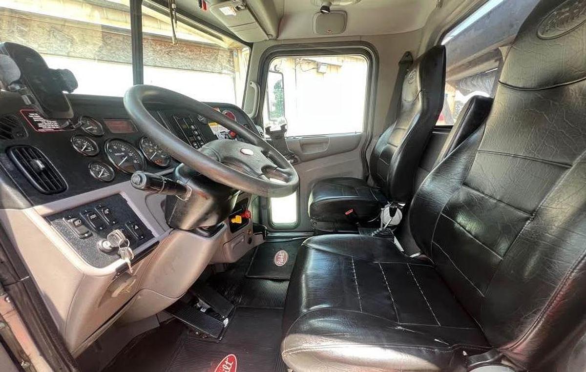 Used 2019 PETERBILT 367 Roll-Off Tow Truck