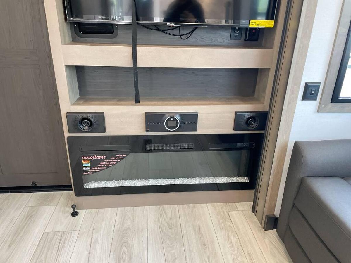 Used 2025 Keystone Montana 3915TB