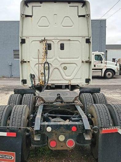 Used 2013 Freightliner Cascadia Semi Truck