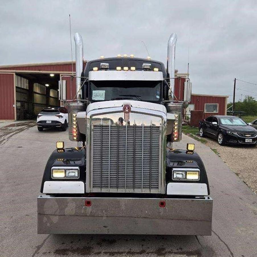 Used 2021 Kenworth W900