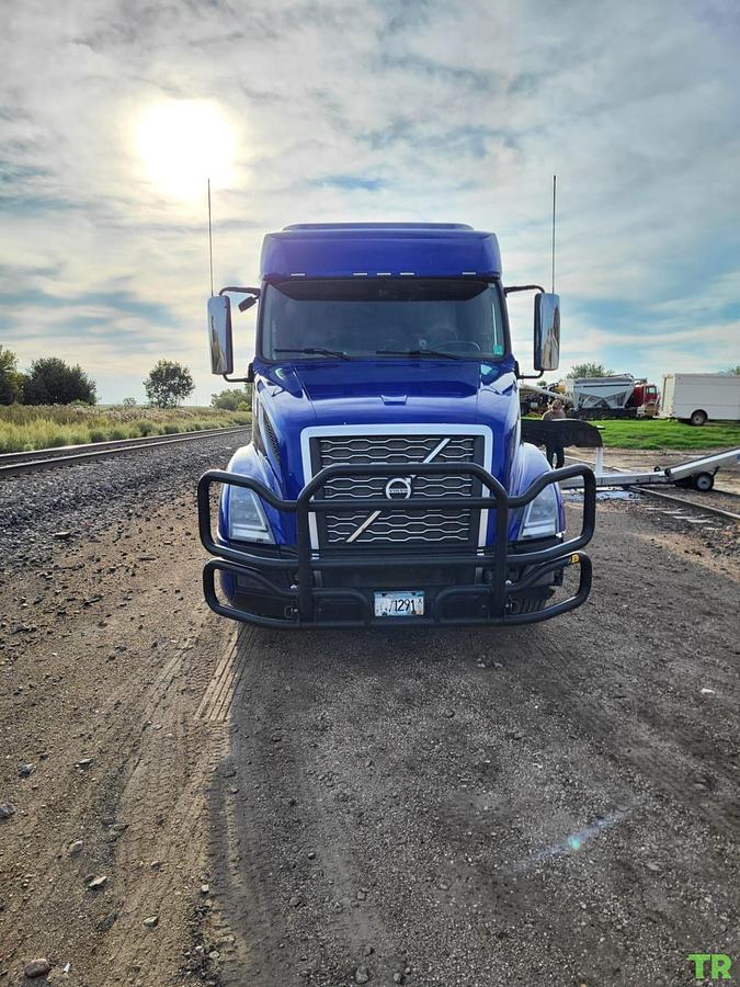 Used 2022 Volvo VNL64T670 Sleeper Semi Truck