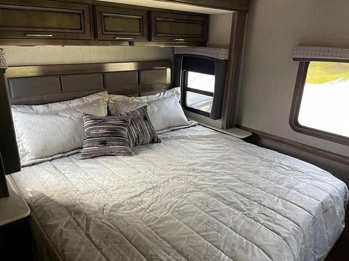 Used 2022 Holiday Rambler Vacationer 33C