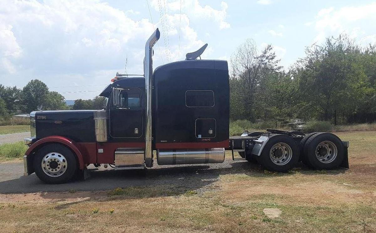 Used 2004 Peterbilt 379EXHD Sleeper Truck