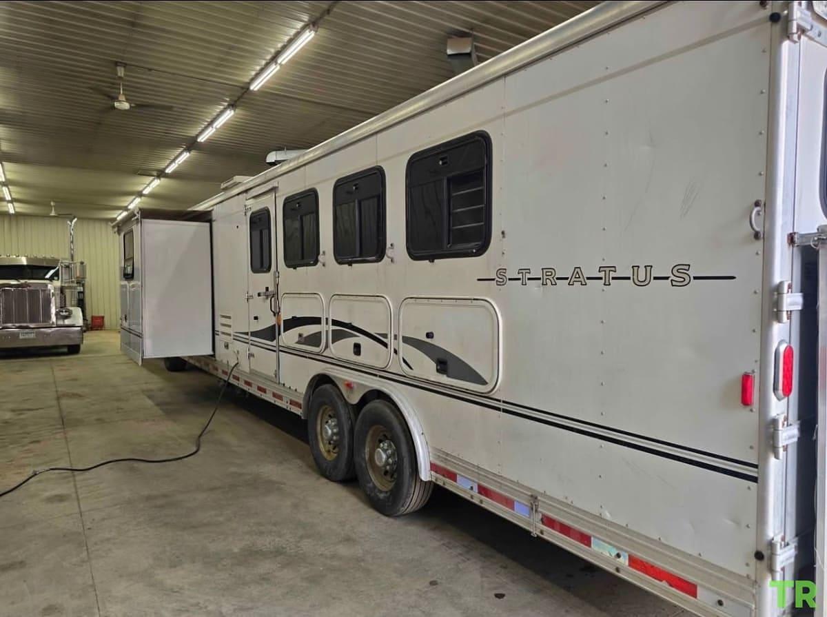 Used 2005 Stratus 4-Horse Aluminum Living Quarters Trailer