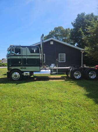 Used 1984 Peterbilt 362 Double Bunk