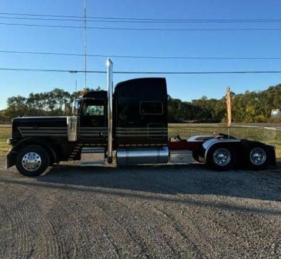 Used 2015 Peterbilt 389 Glider Kit