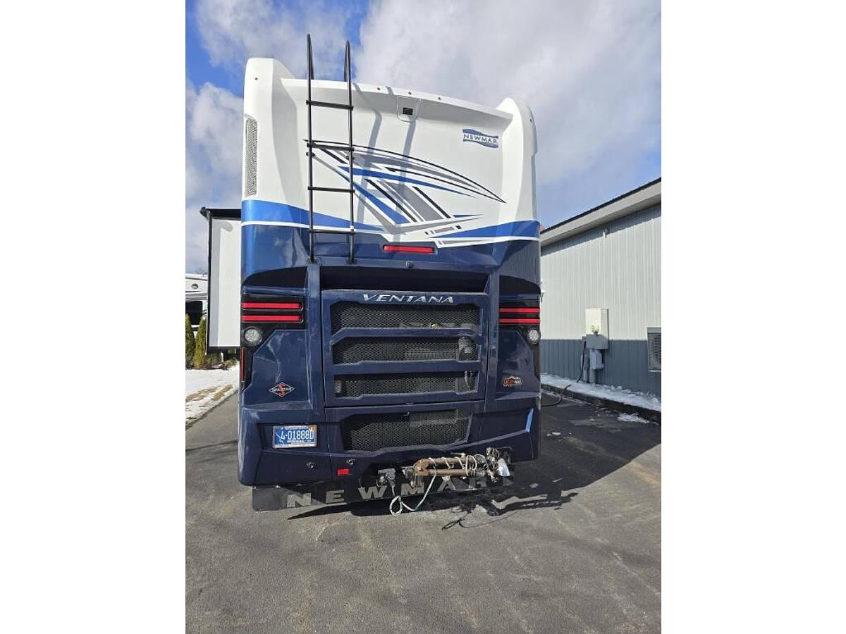 Used 2022 Newmar Ventana 4369