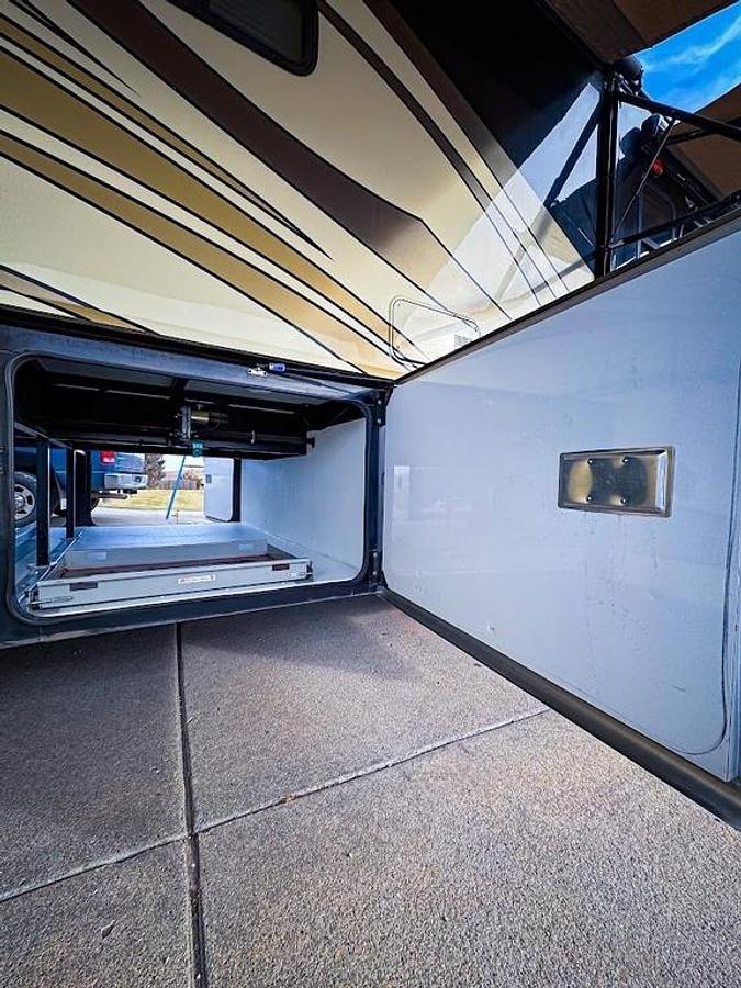 Used 2010 Fleetwood Discovery 40X